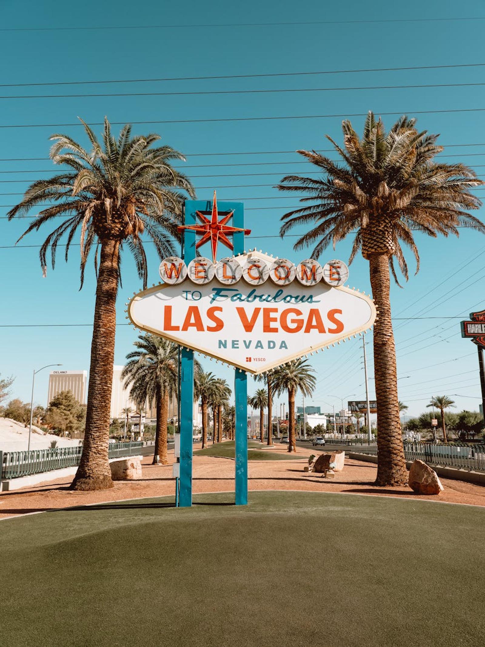 Welcome to Las Vegas sign framed by two tall palm trees