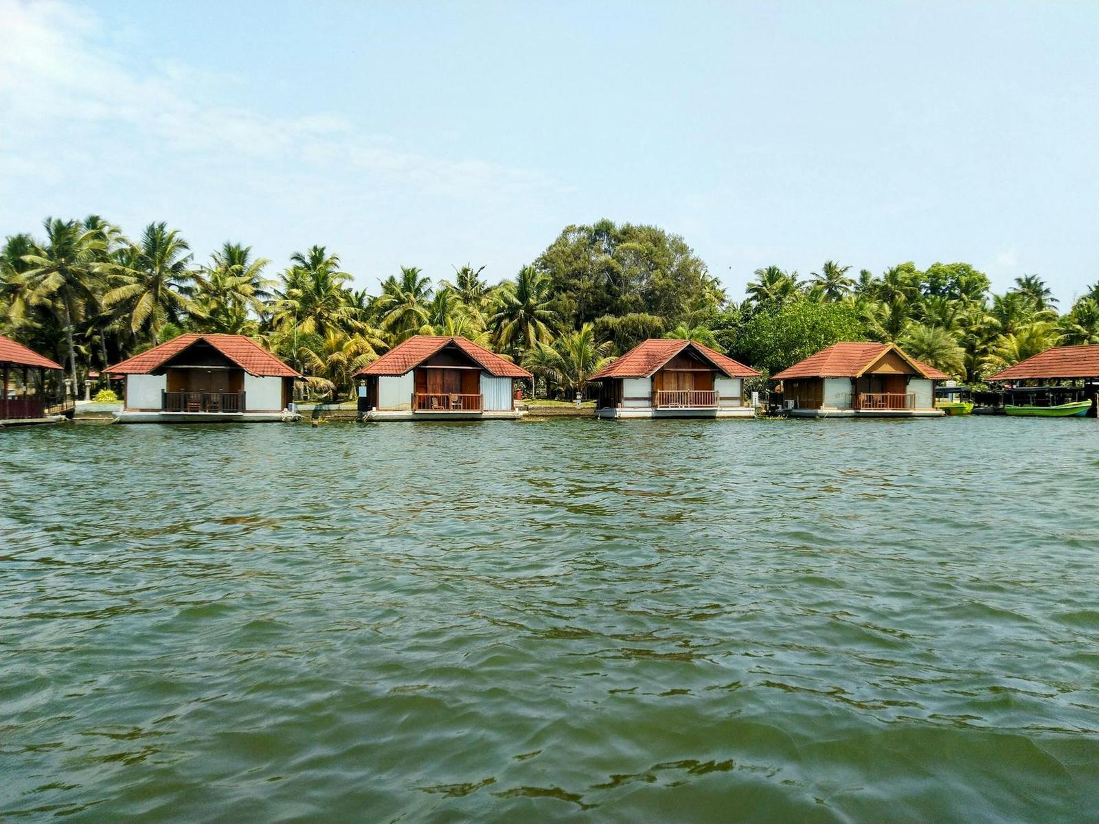 Deluxe Houseboats, Houseboats