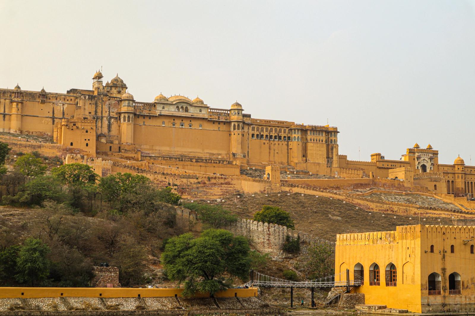 Scenic view of the Amer Fort in Jaipur, India, capturing its historic architecture in a warm daylight setting