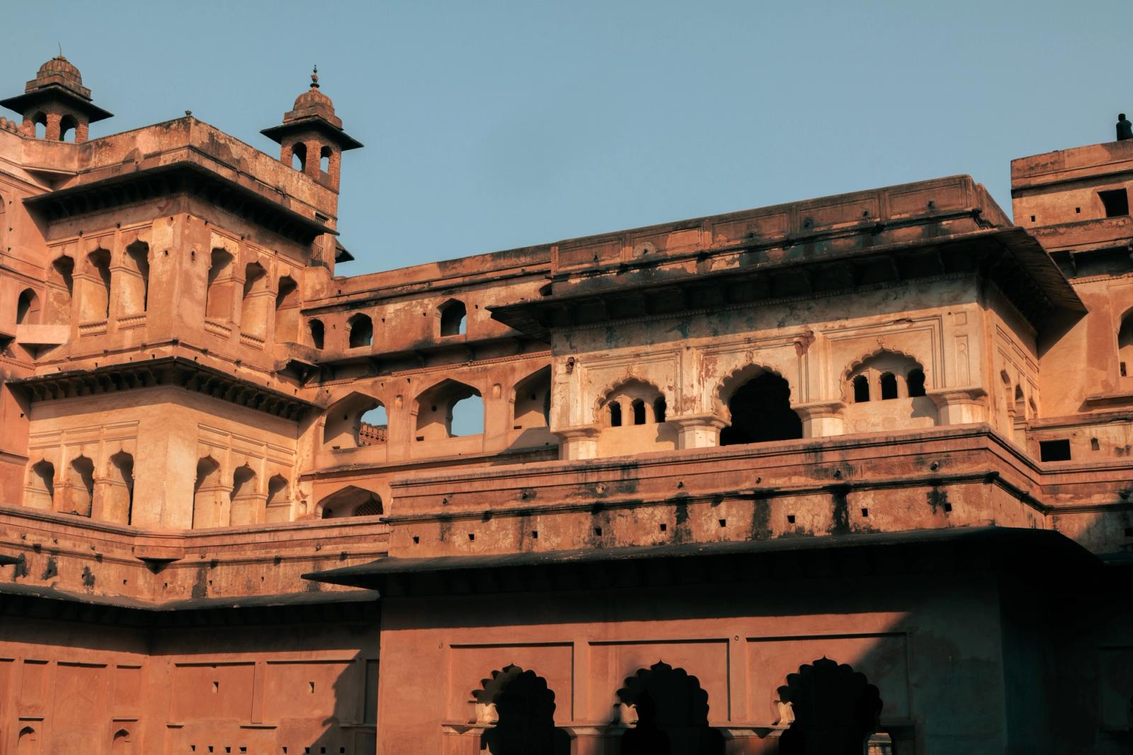 A stunning view of the historic Raja Mahal showcasing Rajput architecture in Orchha, India