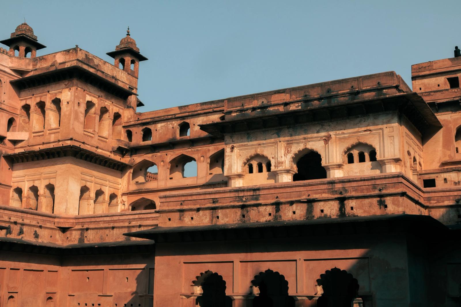A stunning view of the historic Raja Mahal showcasing Rajput architecture in Orchha, India
