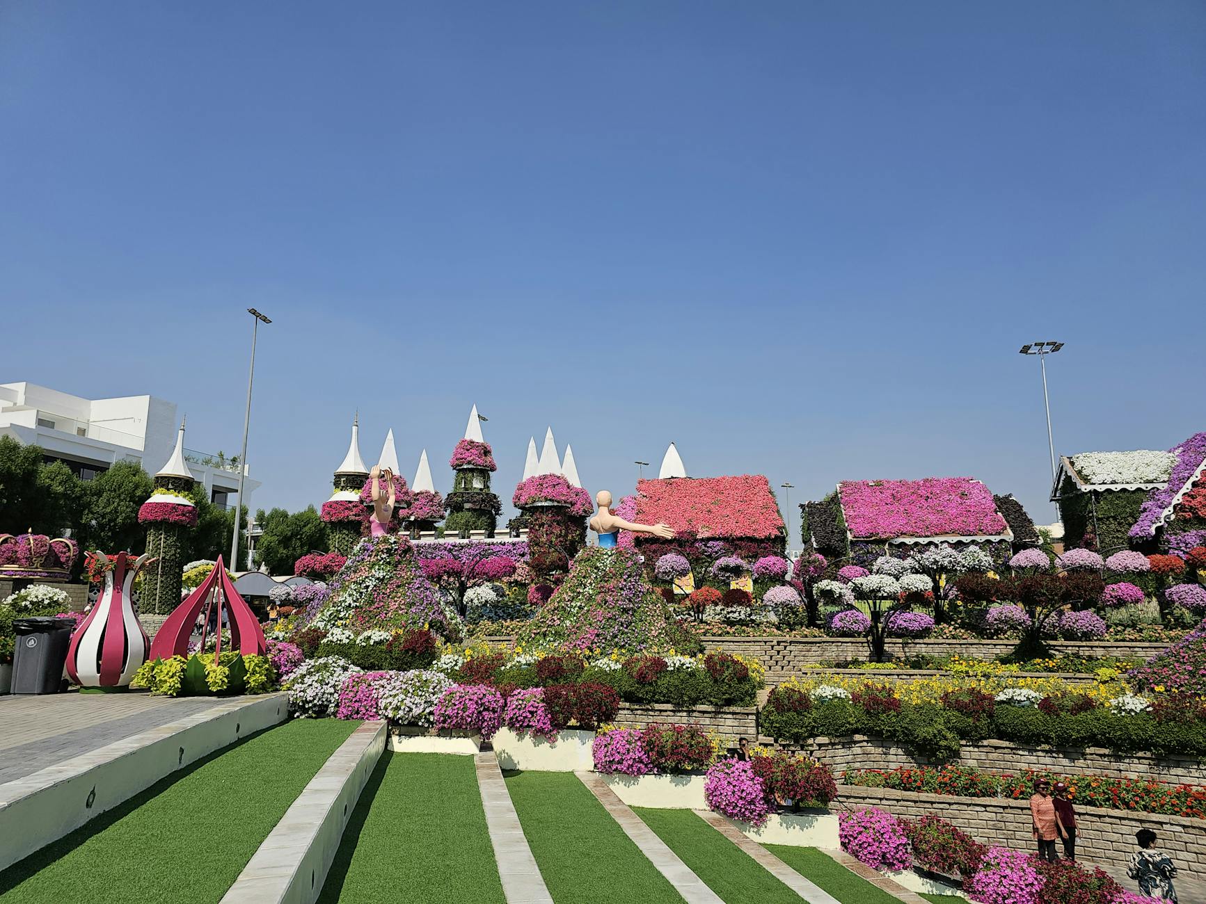 Miracle Garden, Dubai — heart-shaped flower arches