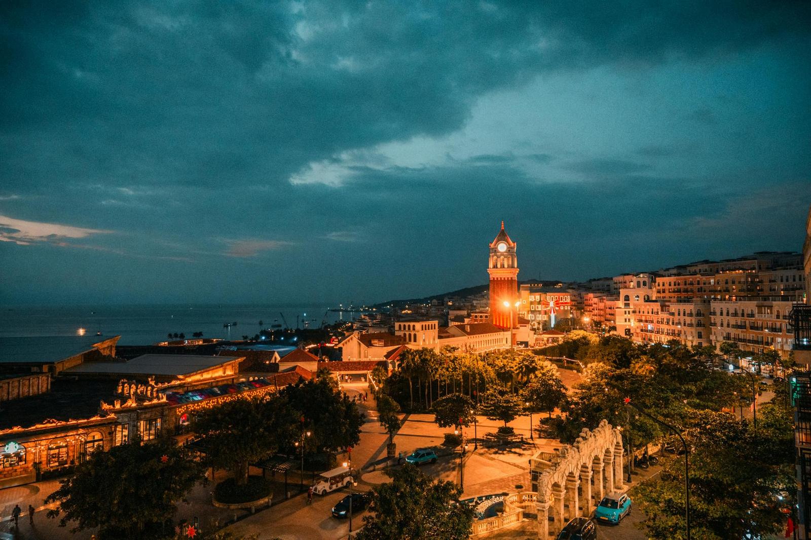 Quoc architecture at night
