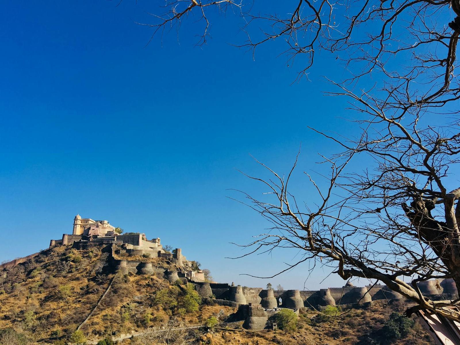 Capture of Kumbhalgarh Fort in Rajasthan, India under a clear blue sky
