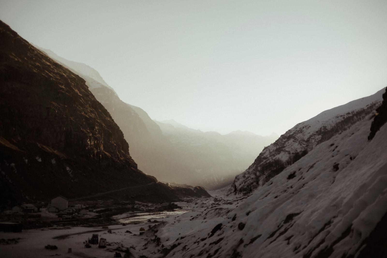 Exquisite winter view of Manali's snow-covered mountains at dawn