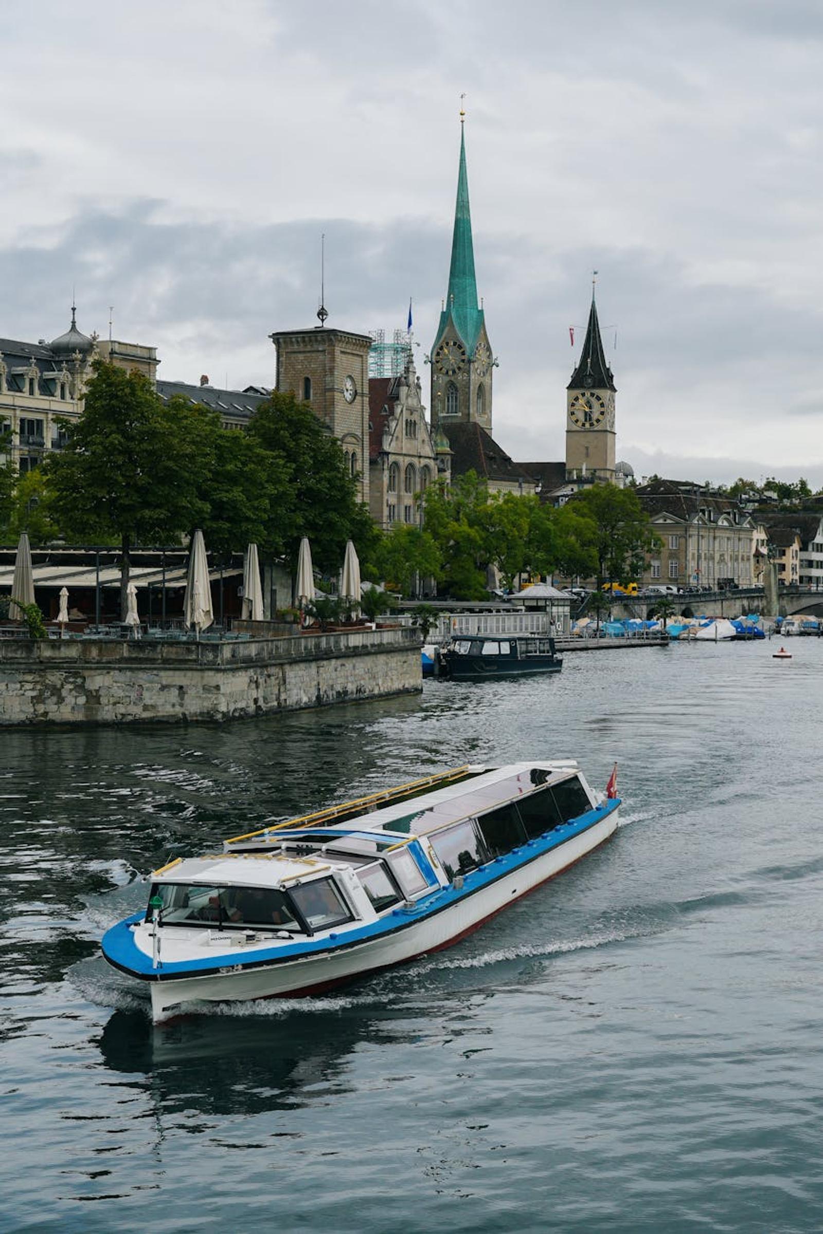 Zurich City Cruise Lindt — Switzerland
