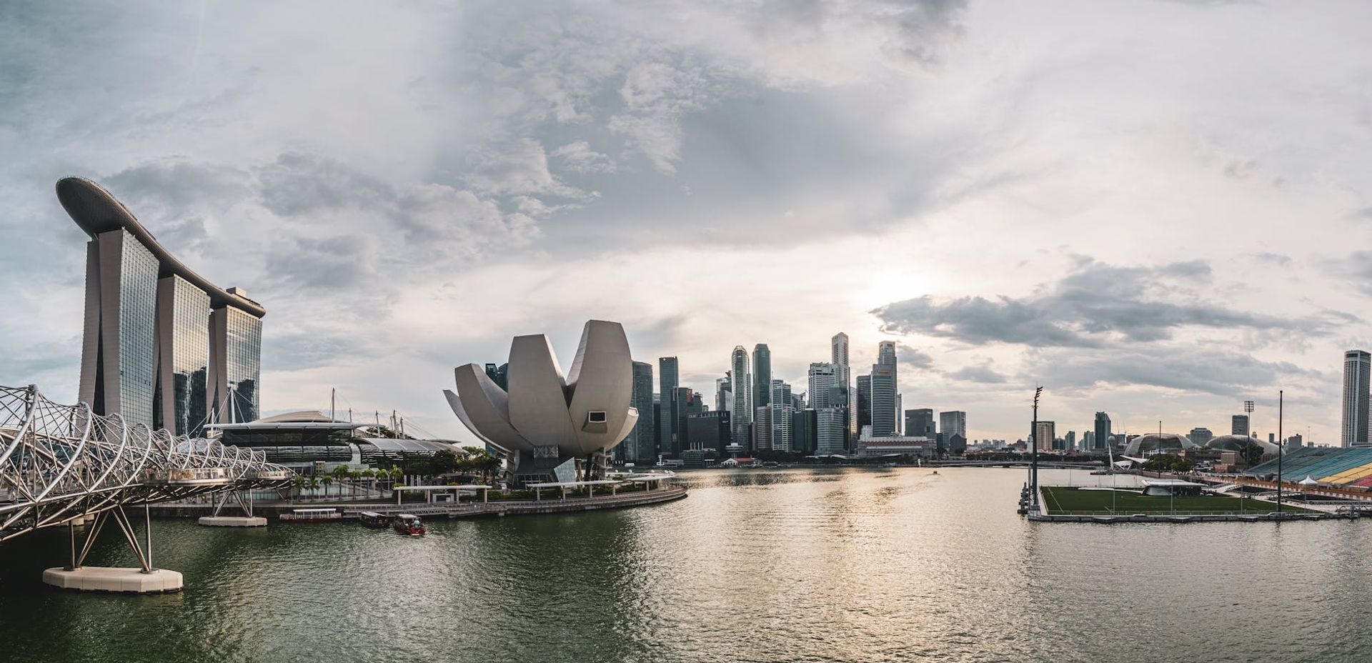 Panoramic view of Singapore skyline featuring modern architecture along the waterfront