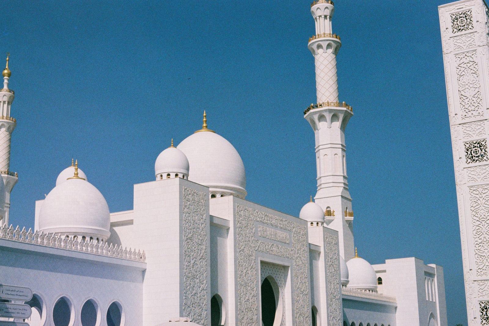 Sheikh Zayed Grand Mosque, Abu Dhabi — white marble courtyard