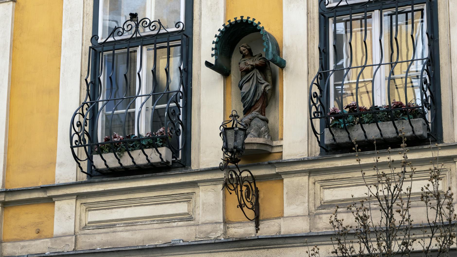Yellow walls — Vienna, Czechia