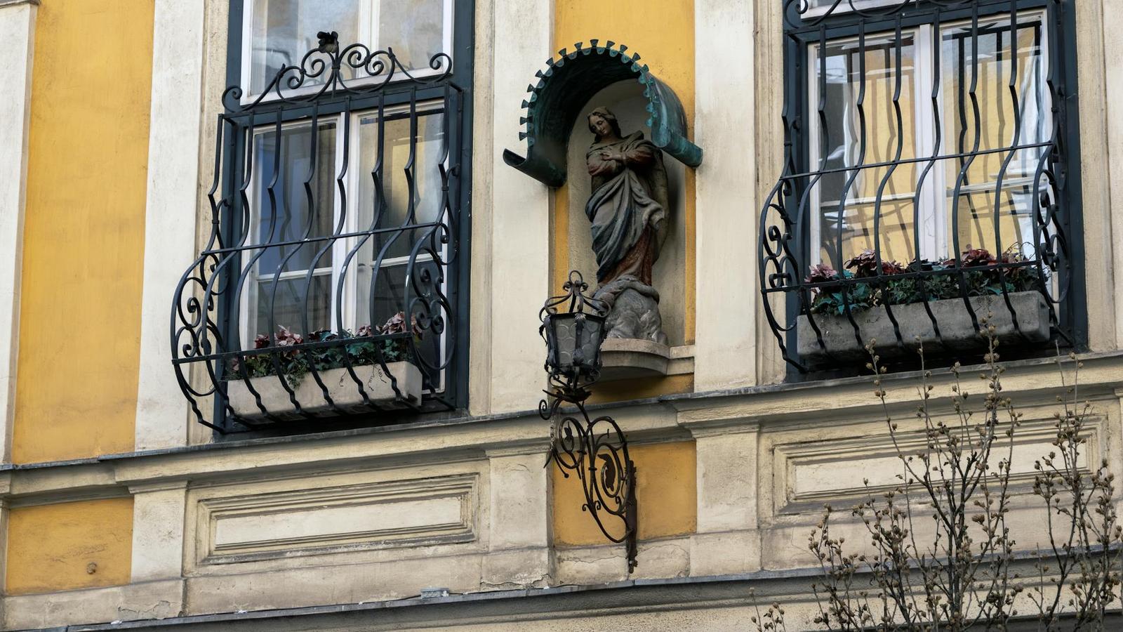 Yellow walls — Vienna, Czechia