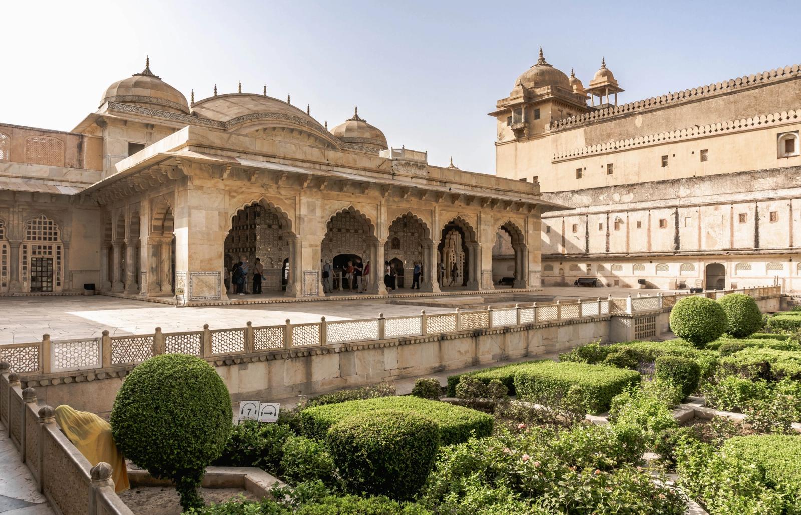 Discover the intricate design and rich history of Amber Fort, a UNESCO site in Jaipur, India