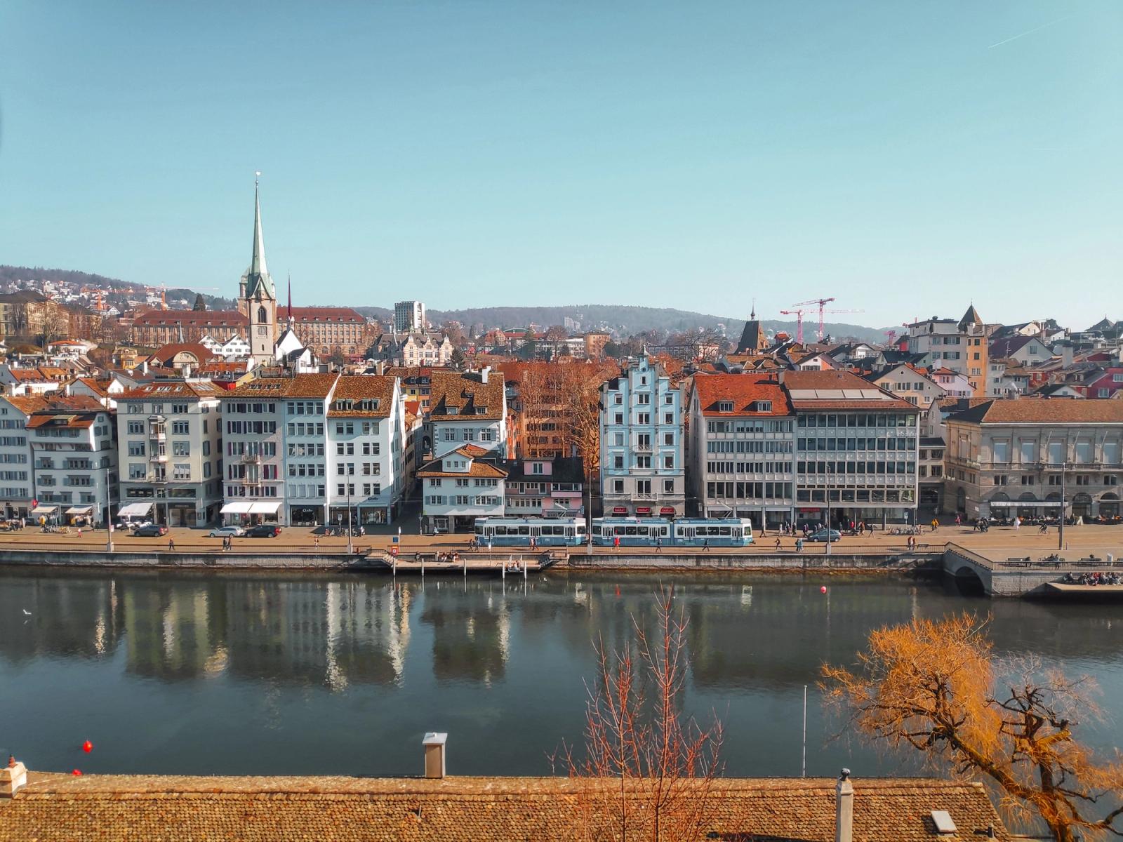 Beautiful view of Zürich's historic architecture along the Limmat River under a clear sky