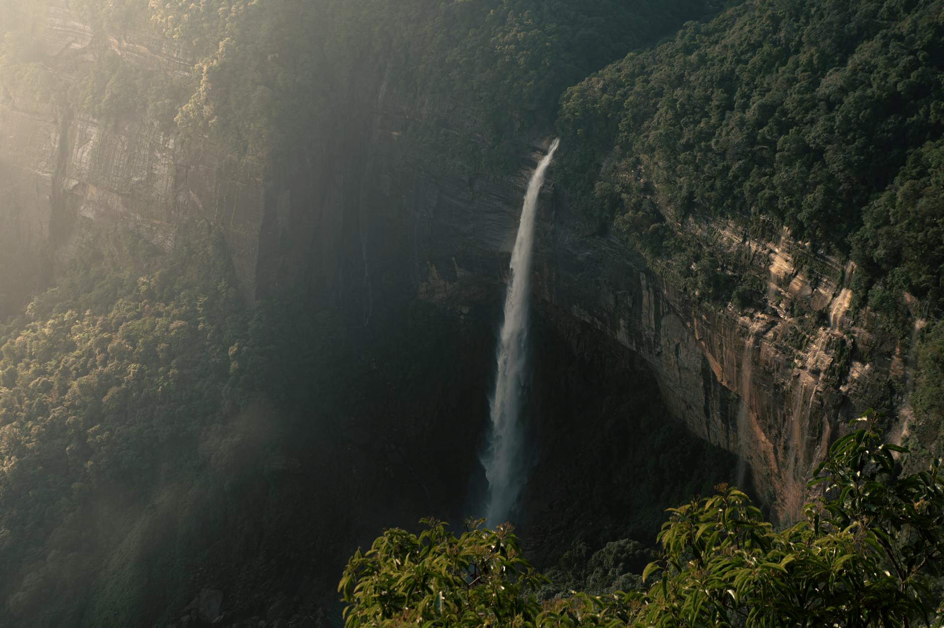 Nohkalikai mist — Cherrapunjee, India