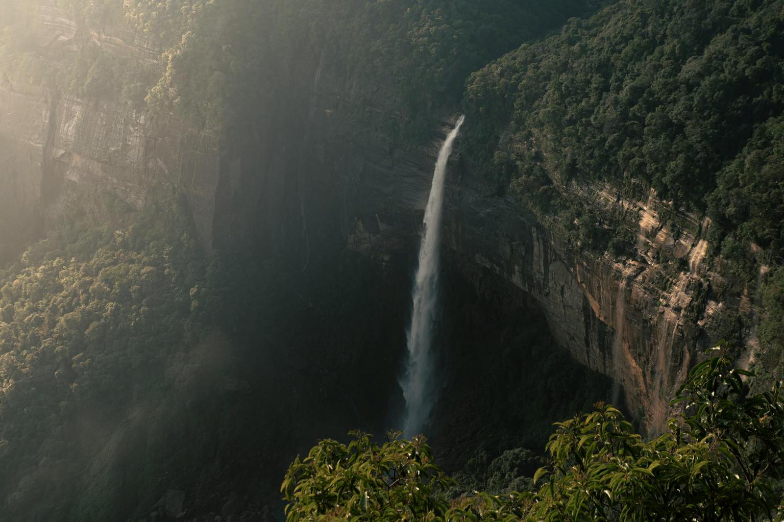 Nohkalikai mist — Cherrapunjee, India