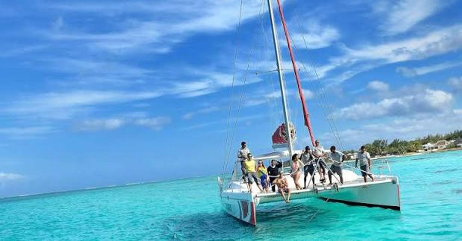 Catamaran cruise to Île aux Cerfs