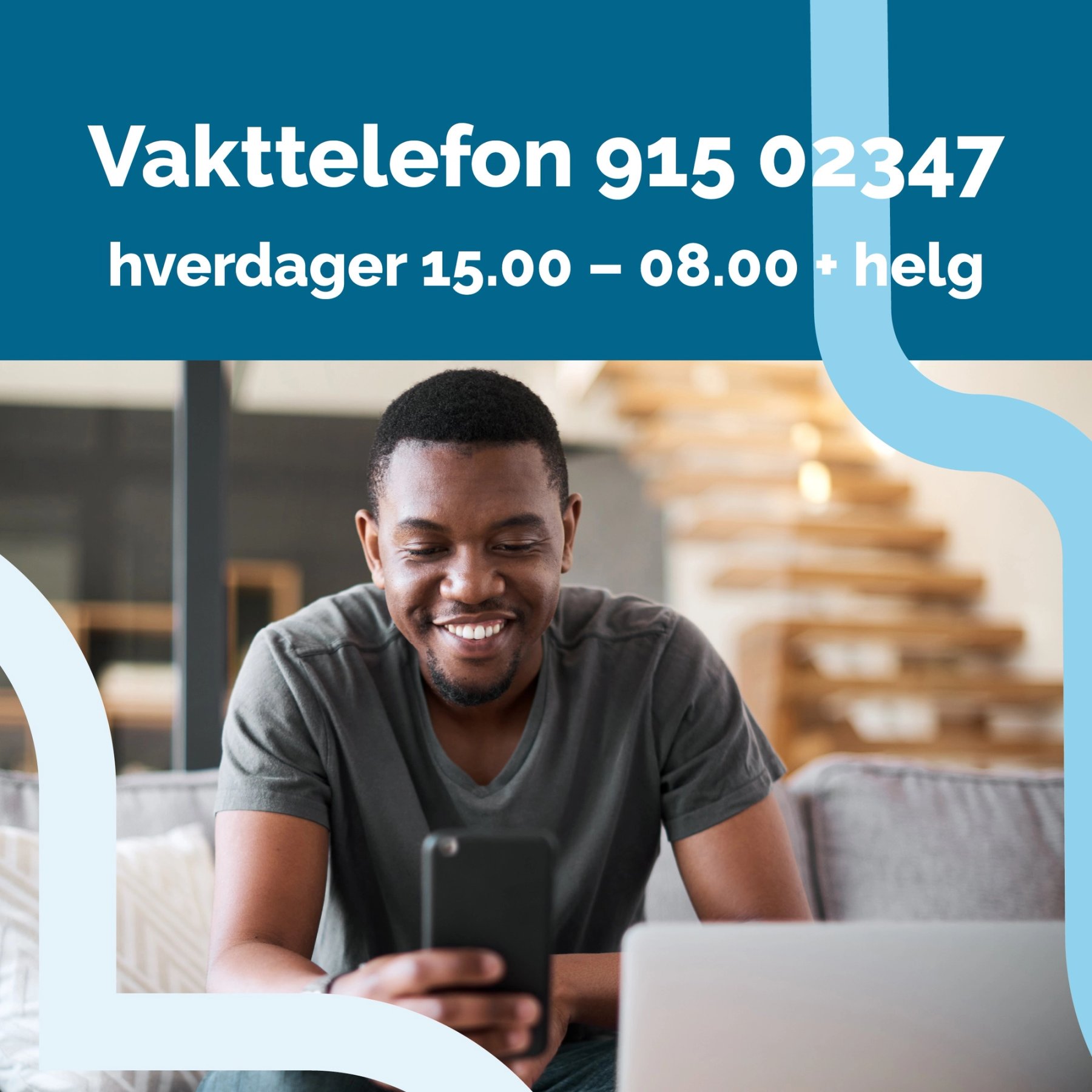 En student sitter i sofaen og holder en mobiltelefon i hånda for å ringe til Vakttelefonen som betjenes av Securitas.