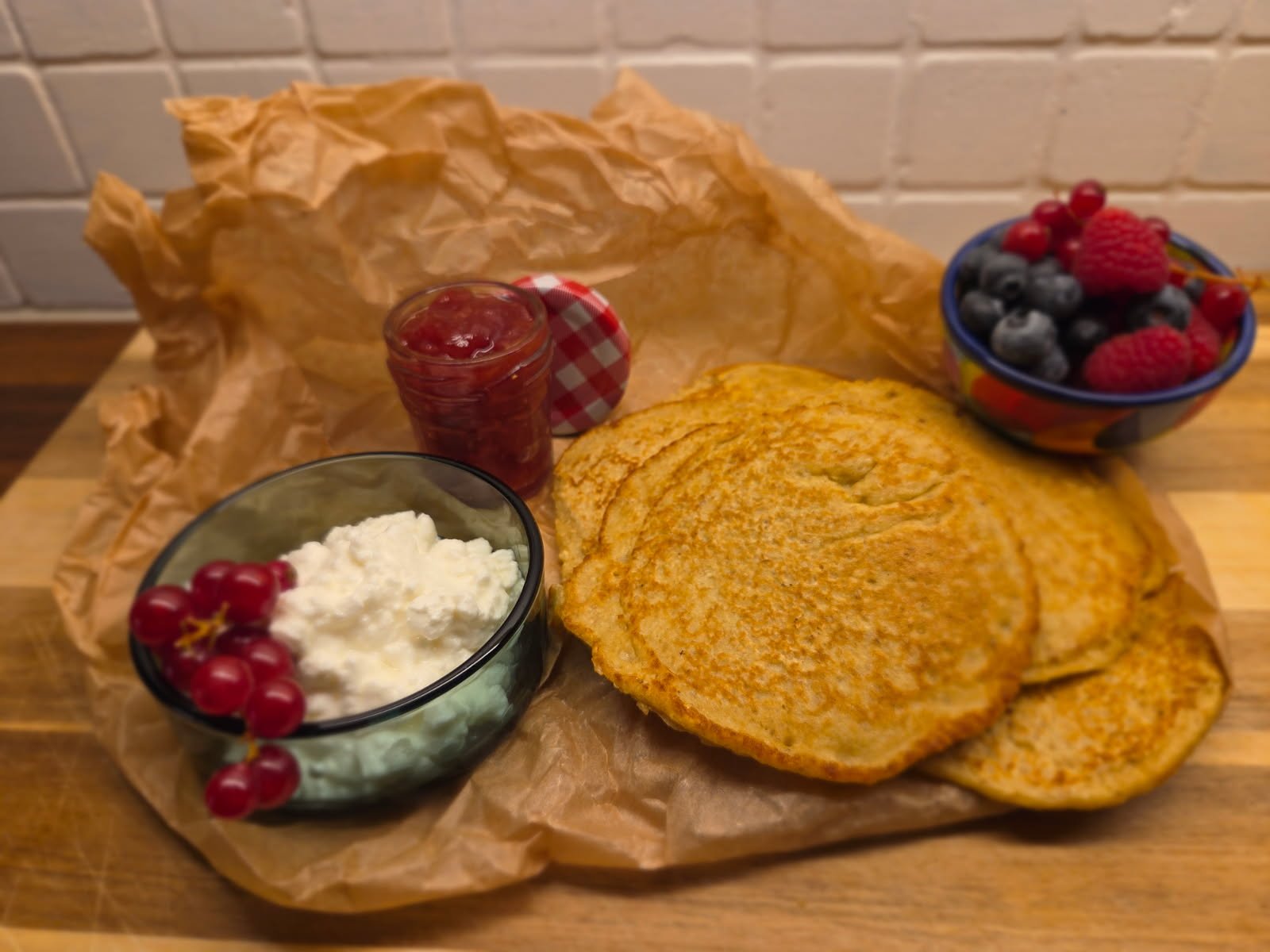 Bilde av proteinpannekaker sammen med bær og cottage cheese