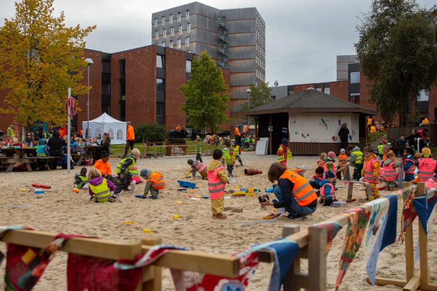 Foto av mange barn som leker ute i sandkassene på Moholt studentby.
