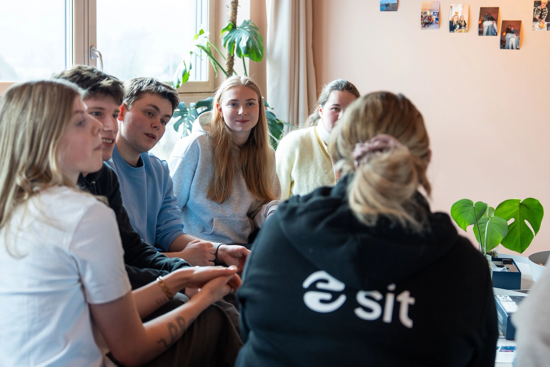 En gruppe studenter snakker med en bomiljøkoordinator i et kollektiv