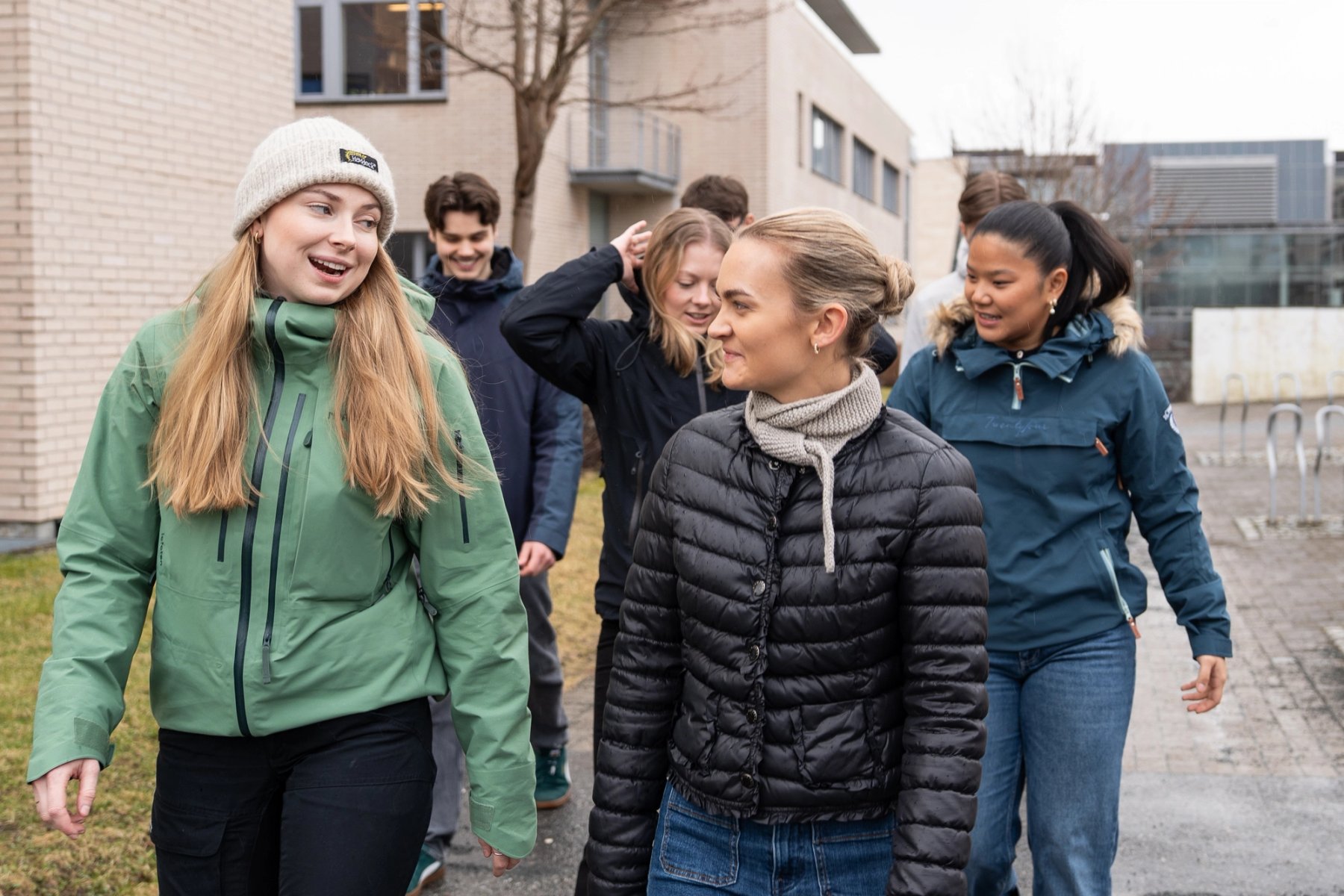 En gruppe studenter går tur utendørs på campus Ålesund