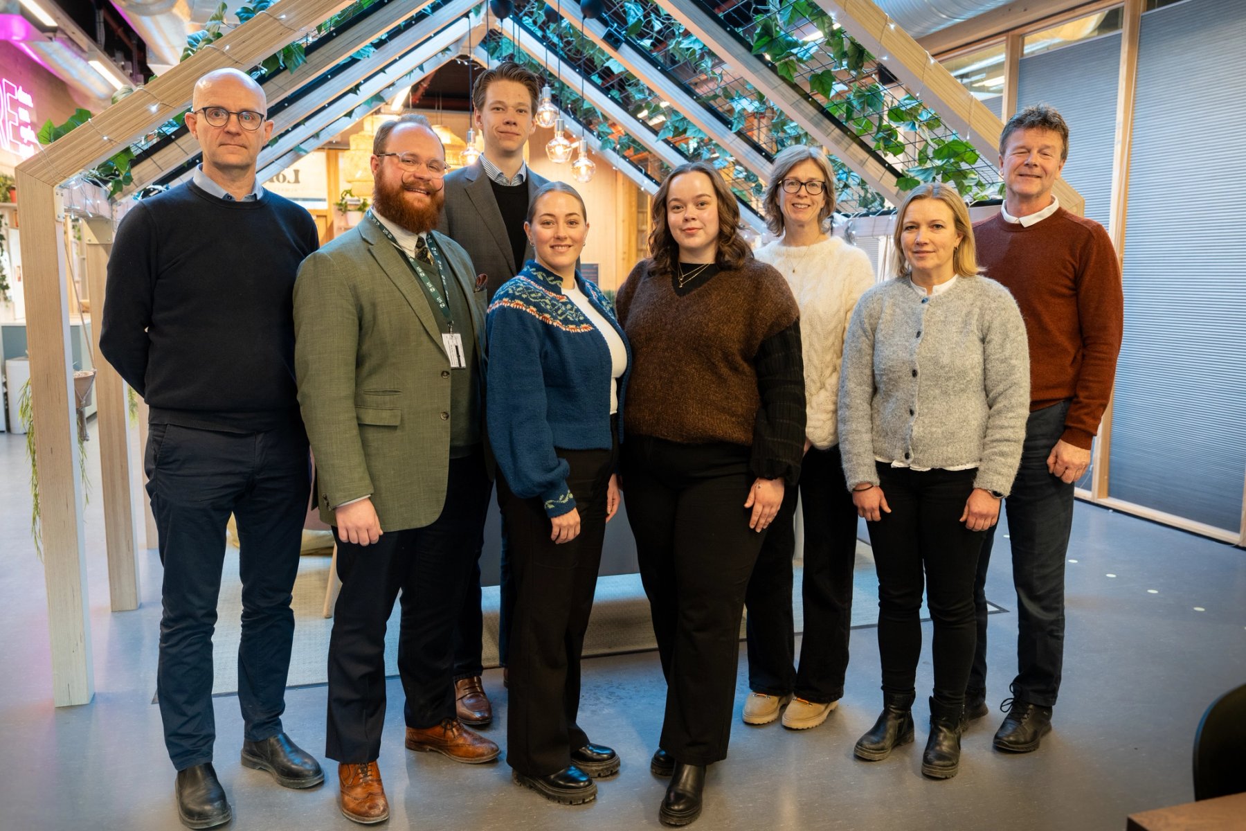 Styret i Sit samlet i et innendørs fellesområde. Åtte styremedlemmer står på rekke og ser mot kamera.