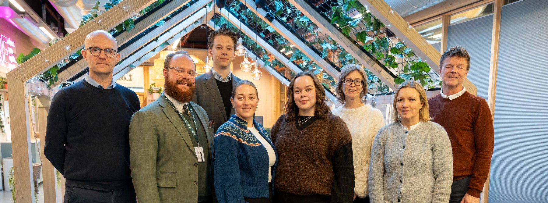 Styret i Sit samlet i et innendørs fellesområde. Åtte styremedlemmer står på rekke og ser mot kamera.