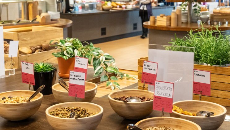 Bilde av frø og nøtter til topping av salat