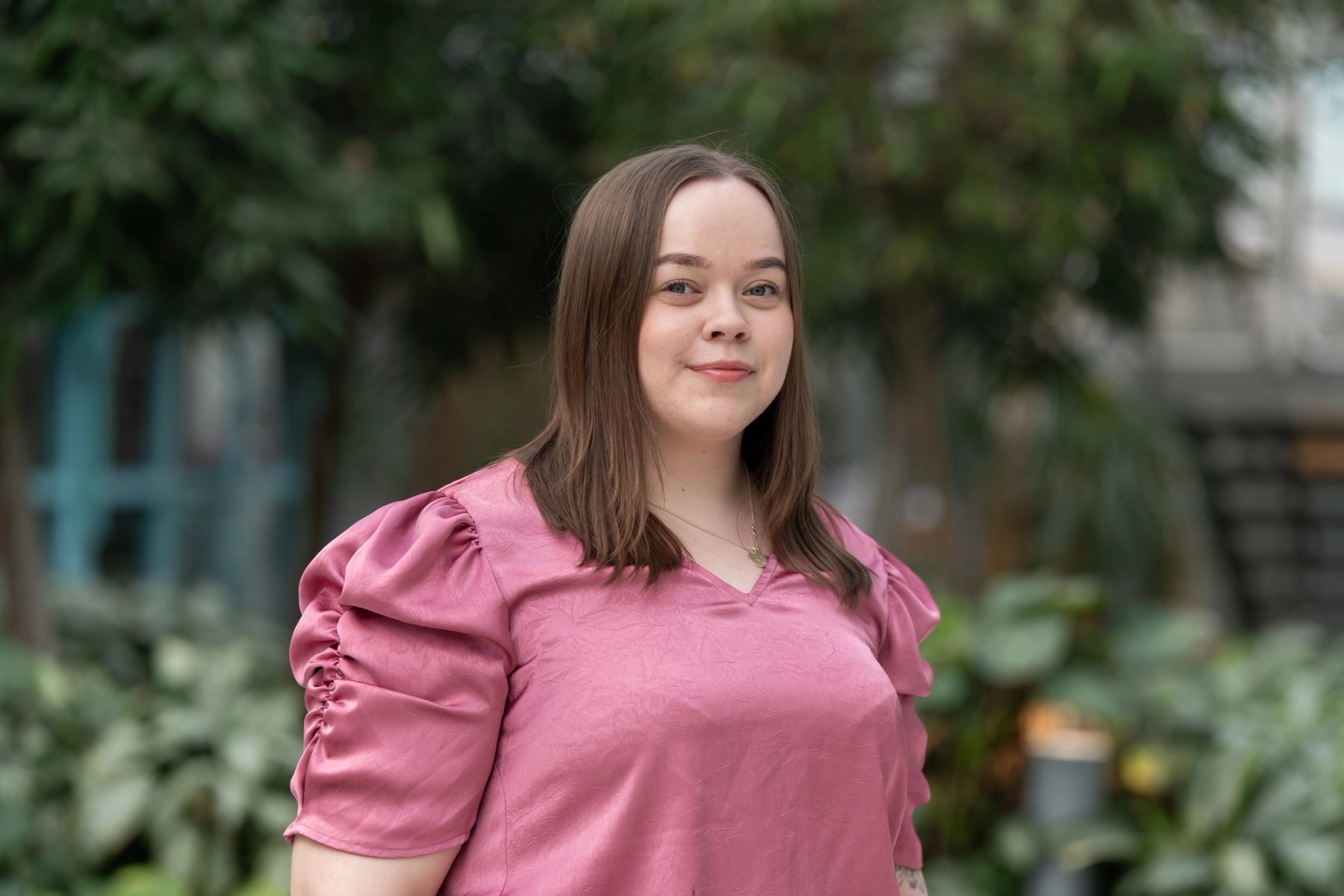Kamilla Elene Samuelsen (Nestleder), studentvalgt, smiler mot kamera i et grønt utemiljø.