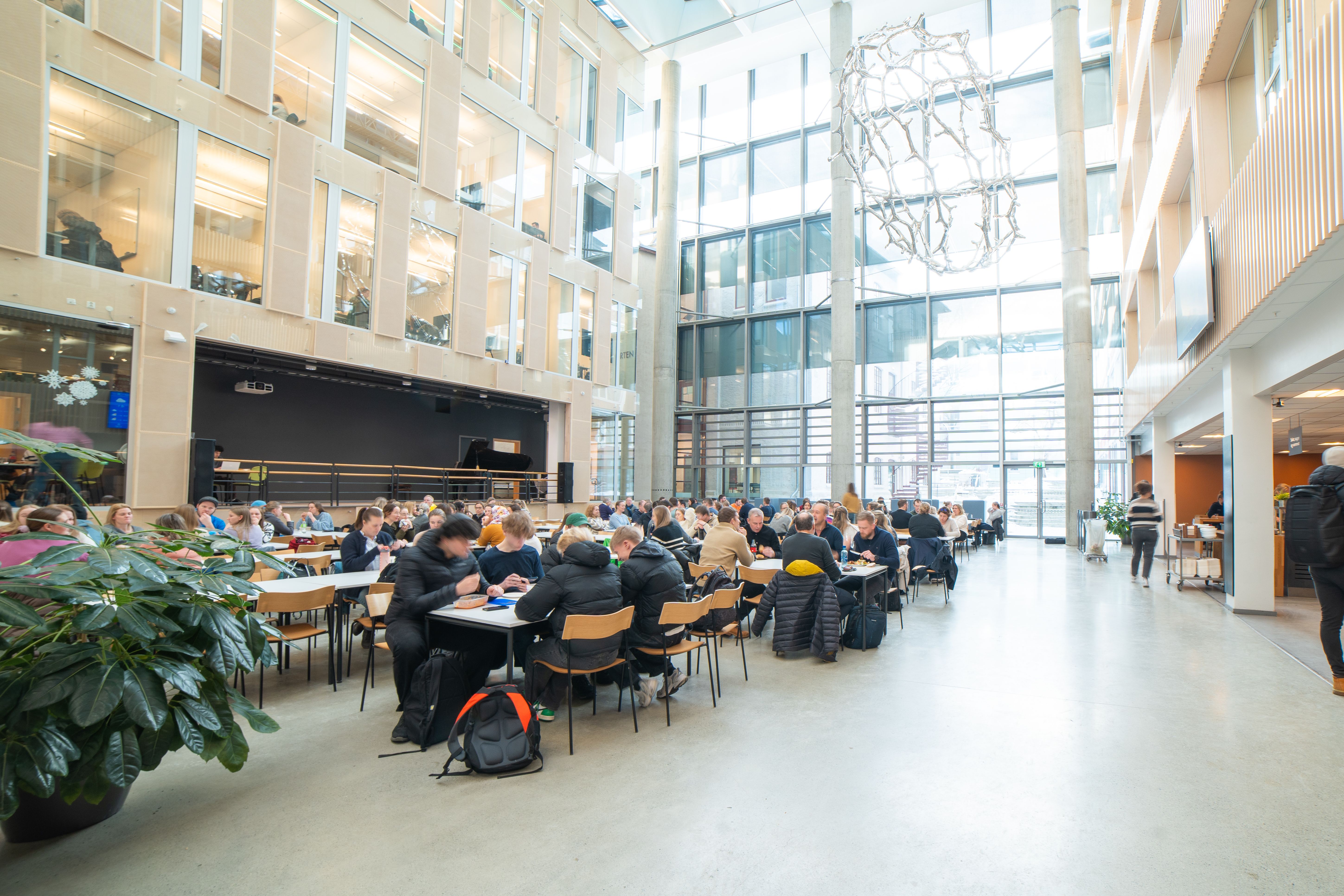 Bilde av sitteplassene i kantina på Kalvskinnet. Her kan man sitte ned med vennegjengen. 