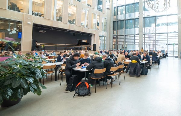 Bilde av sitteplassene i kantina på Kalvskinnet. Her kan man sitte ned med vennegjengen.