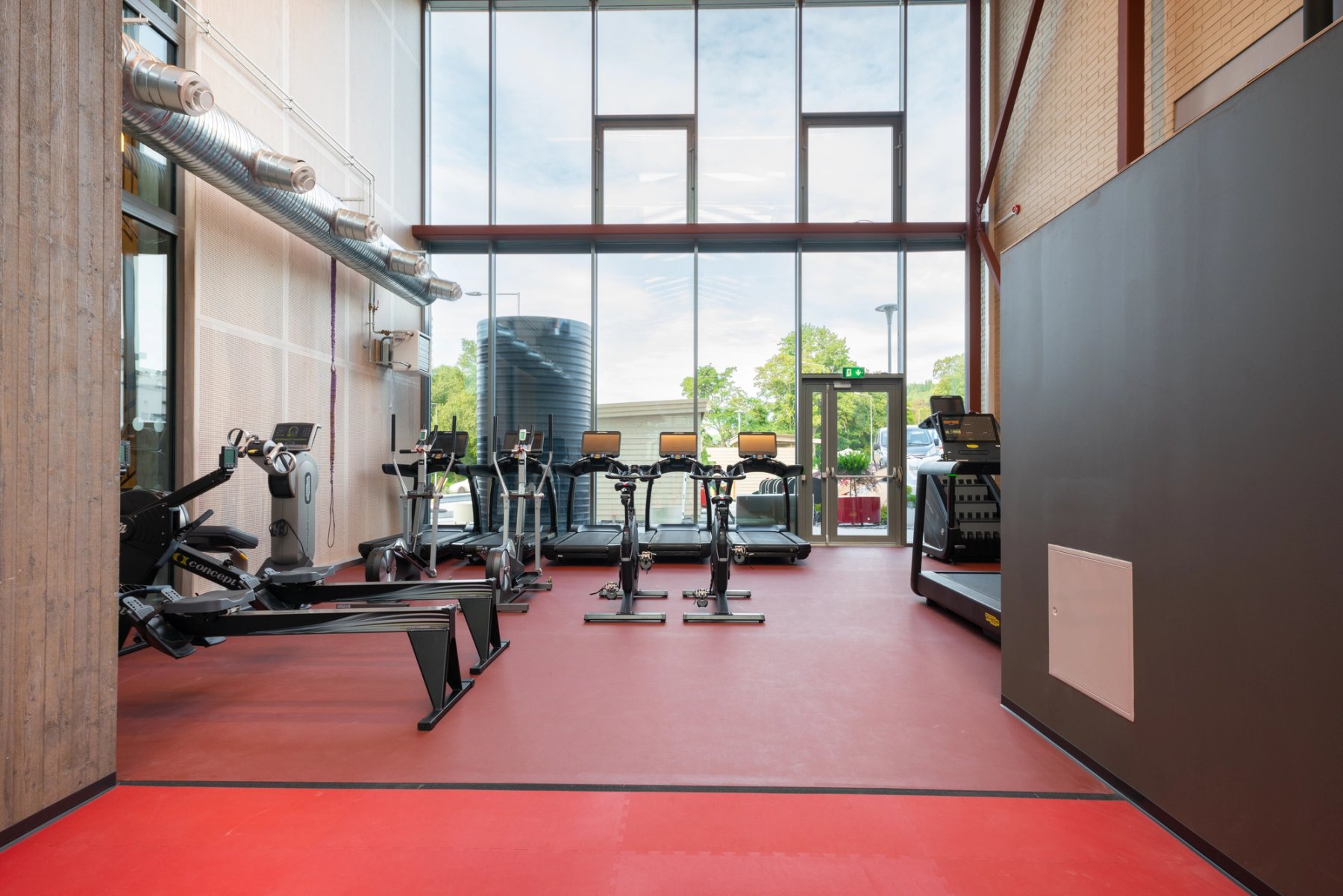 En kondisjonsavdeling med ulike apparater som romaskin, ellipse, sykler, trappemaskin og tredemøller.