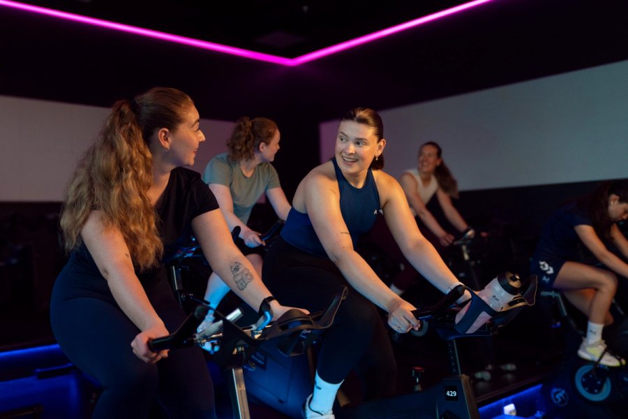 Studenter på spinningtime sammen på Sit treningssenter i Trondheim.