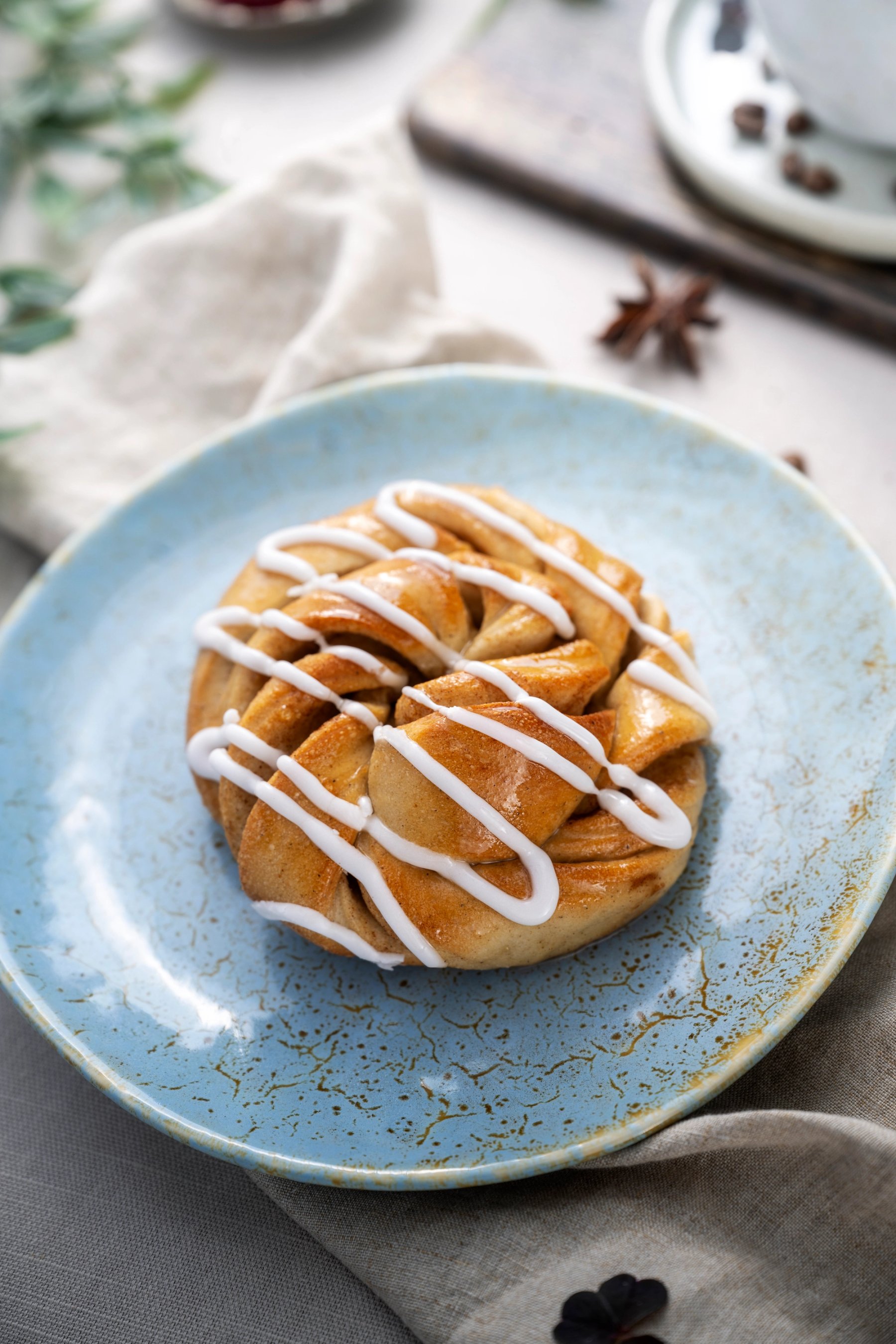 Bilde av en kanelbolle med melis som står på et fat