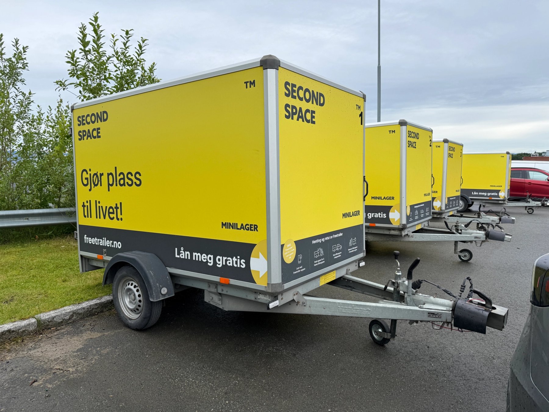 En henger hvor det står freetrailer og lån meg gratis. 