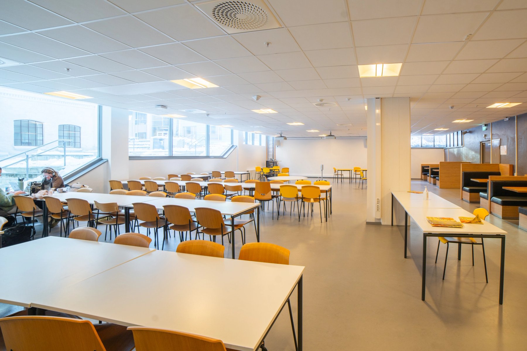 Møterom Enga, Kafé Kalvskinnet har kapasitet på 100 personer