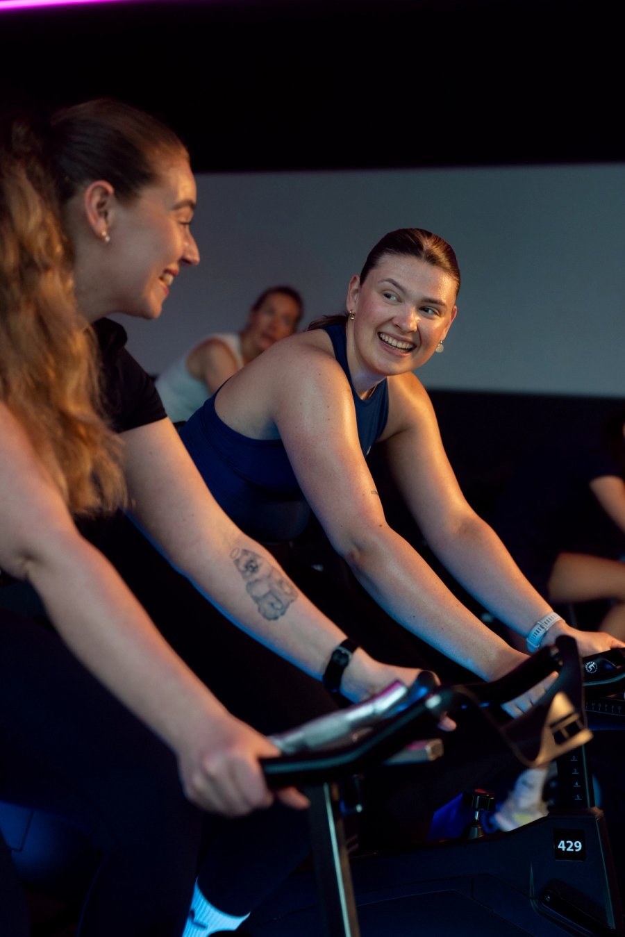 Studenter trener sammen på spinningtime i treningssal hos Sit.