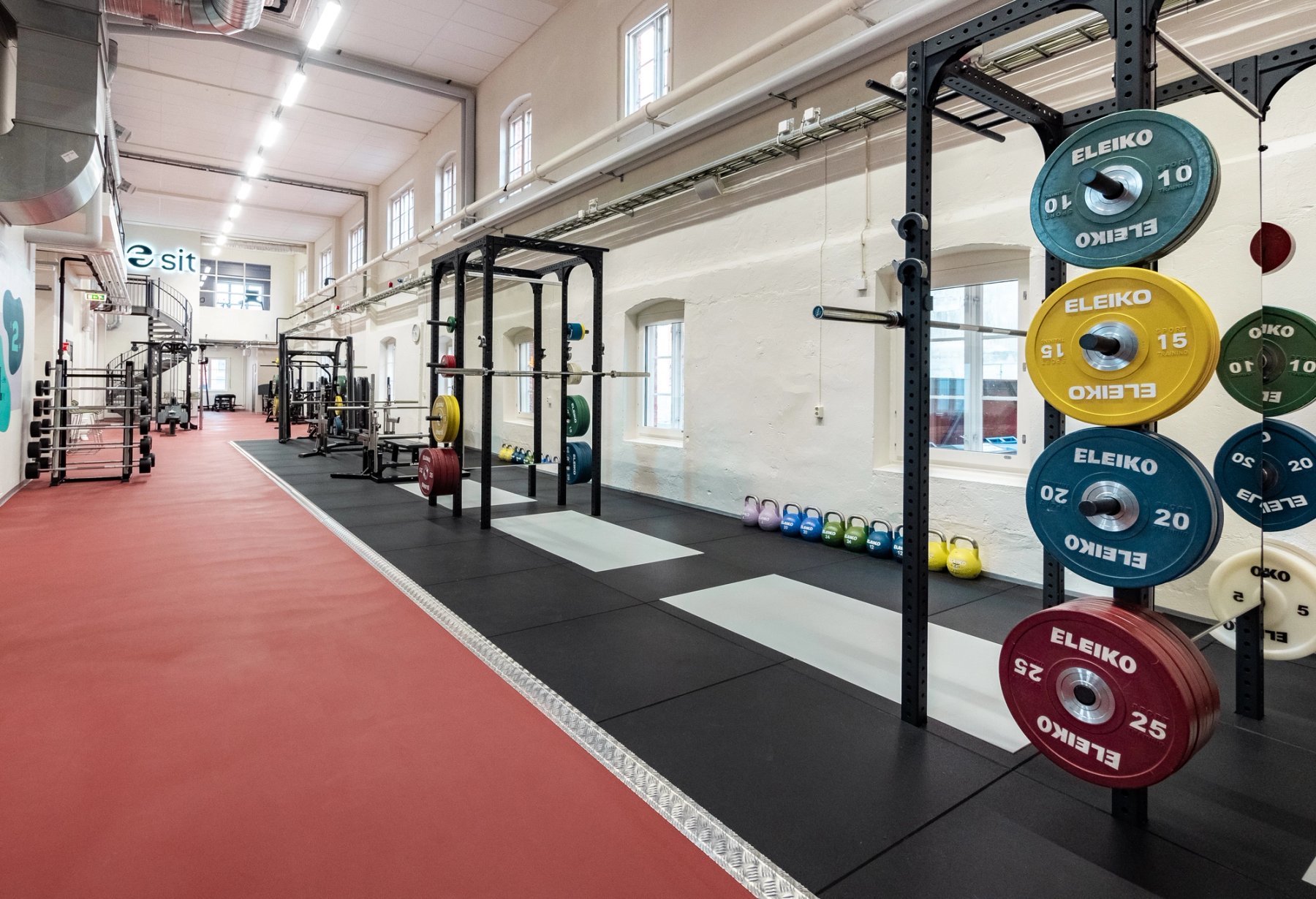 Løfteplattformer med knebøystativ og vektskiver fra Eleiko. 