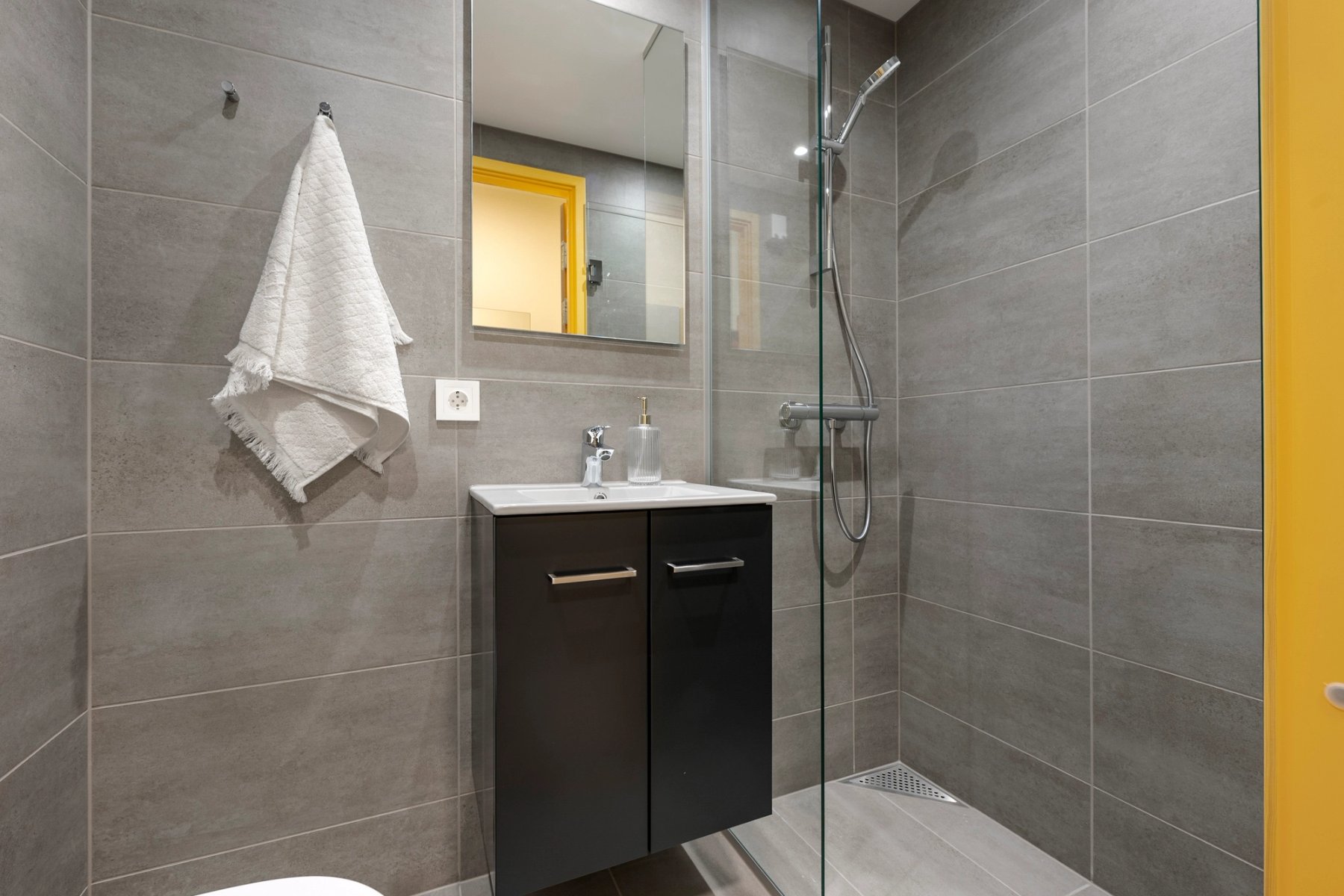 Bilde av et bad med fliser og moderne badeinnredning