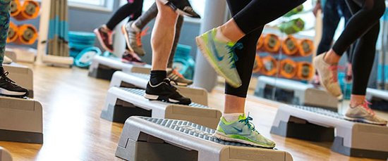 Nærbilde av stepkasser med bein og sko som tråkker opp på kassen.