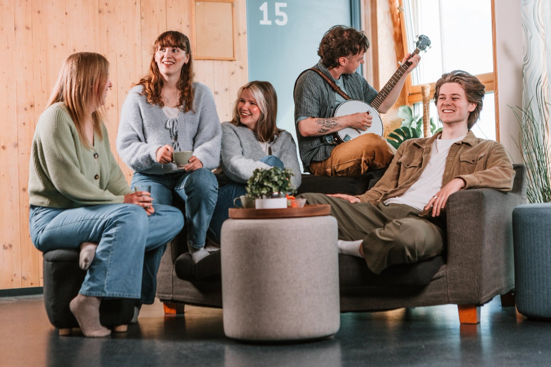 Bilde av studenter som har det hyggelig sammen i fellesarelene i kollektivet
