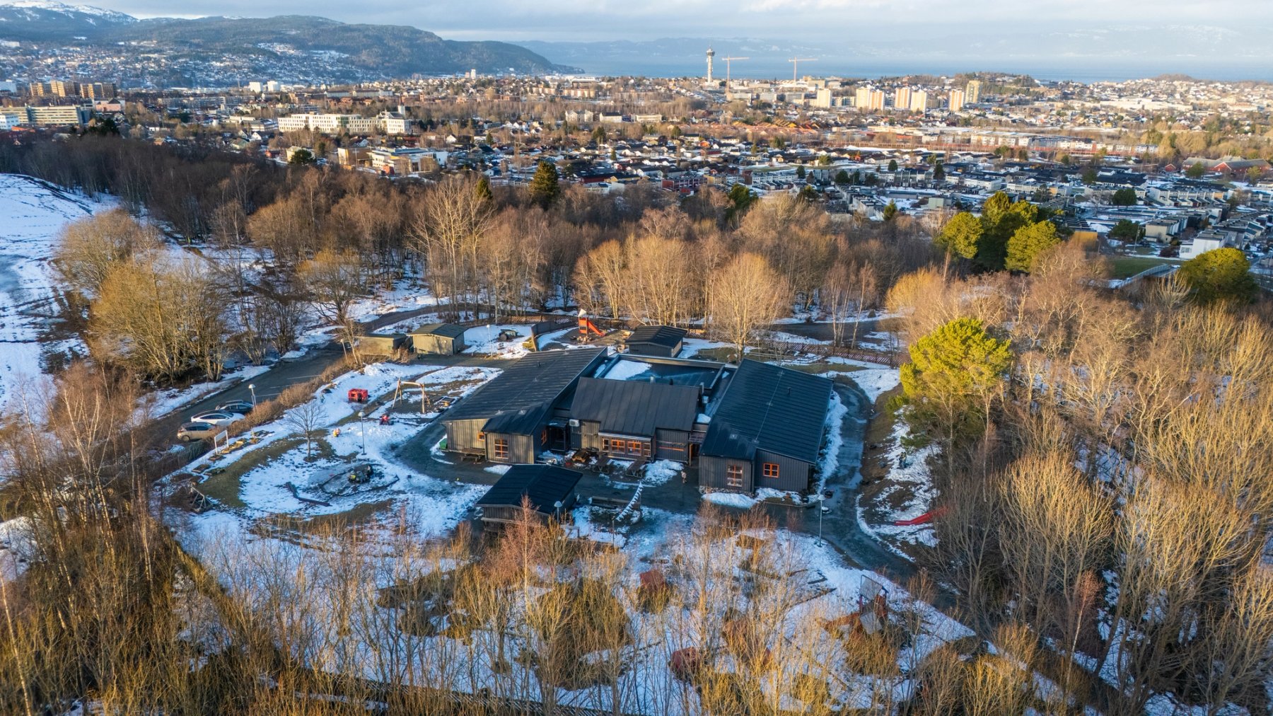 Drone and overview photo of Dragvoll Student Kindergarten.