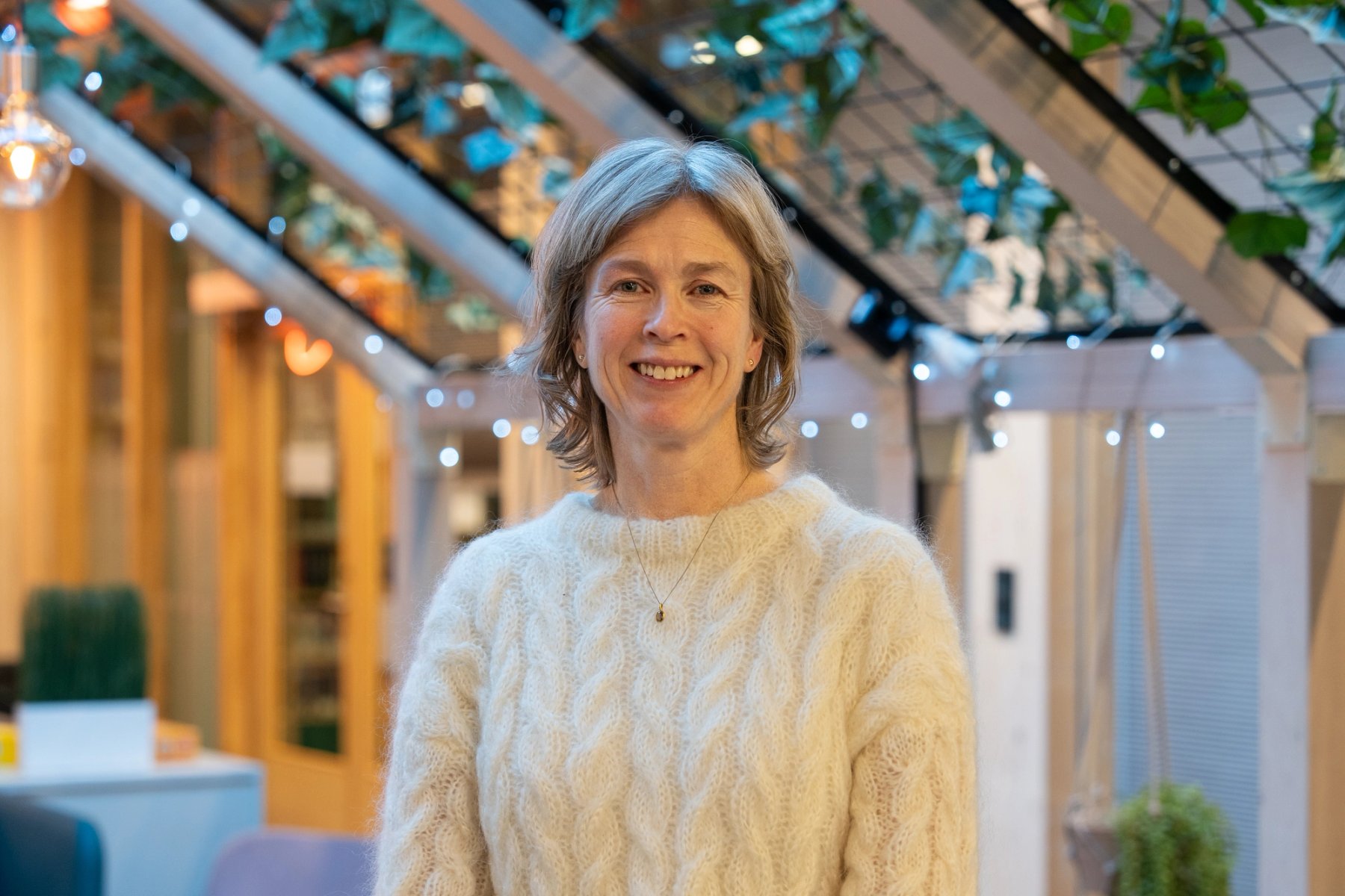 Anne-Lise Sagen Major, Viserektor, NTNU Ålesund, står innendørs i et fellesområde og ser mot kamera.