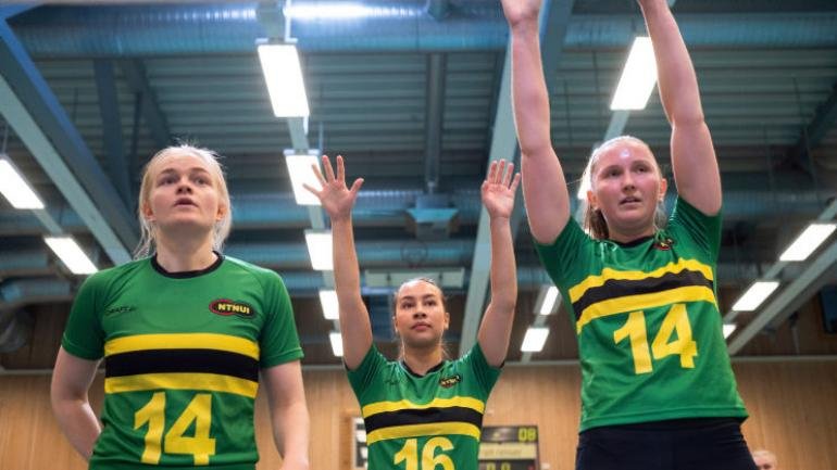 Tre jenter i grønne lag-drakter fra NTNU.