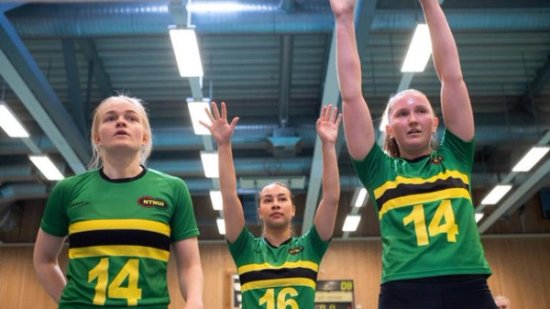 Tre jenter i grønne lag-drakter fra NTNU.