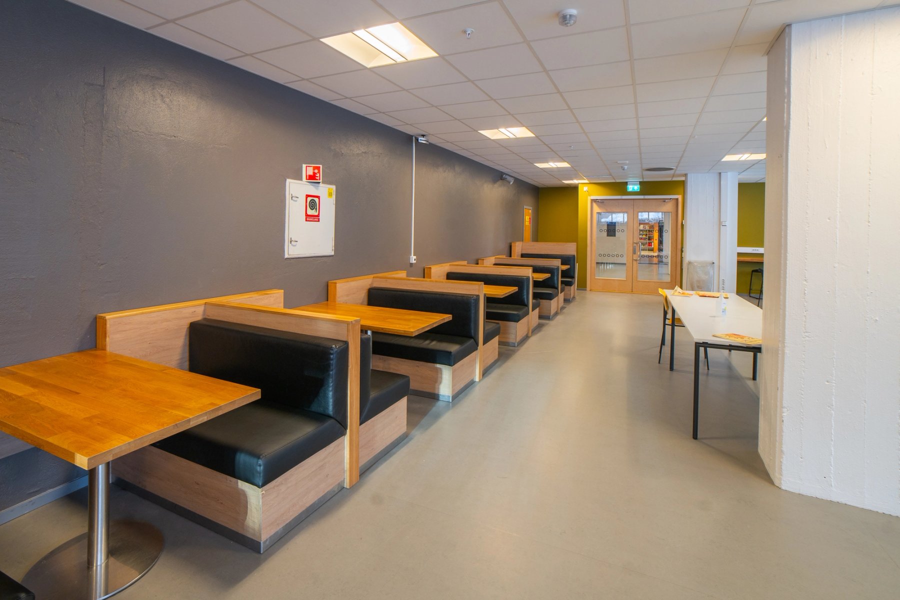 Møterom Enga, Kafé Kalvskinnet har flere soner
