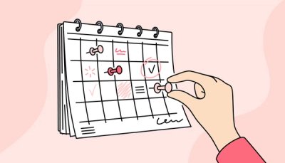 Illustrasjon av en hånd som markerer oppgaver i en kalender, som symboliserer planlegging, struktur og oversikt.