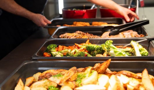 Bilde av varmmatbuffeten i kantina på Dragvoll