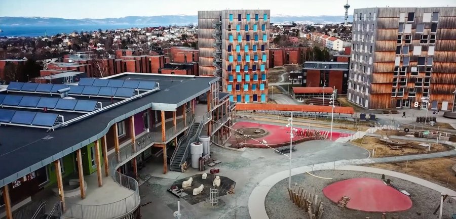Photo of Moholt Kindergarten seen from above. In the background, you can see the high-rise buildings of Moholt Student Village.
