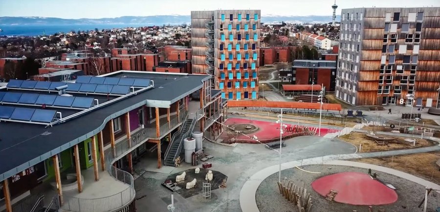 Photo of Moholt Kindergarten seen from above. In the background, you can see the high-rise buildings of Moholt Student Village.