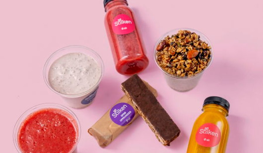 Bilde av forskjellige frokostvarianter - smoothie, chiagrøt og muslibar